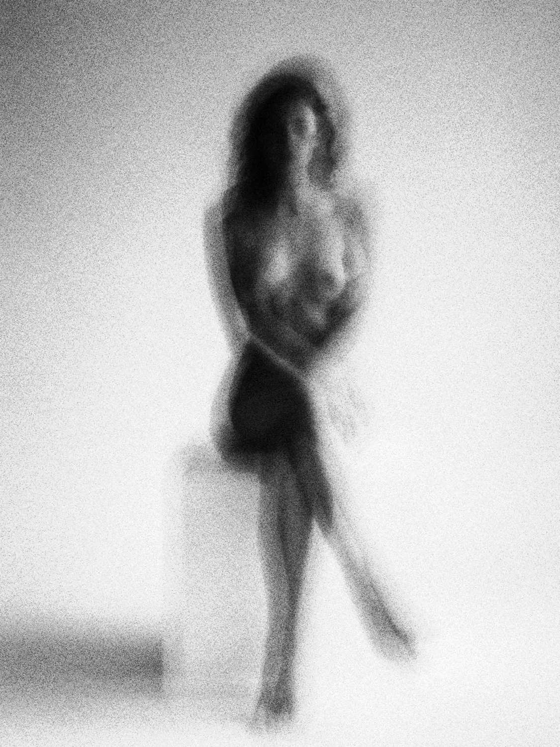 Figure debout, grain argentique