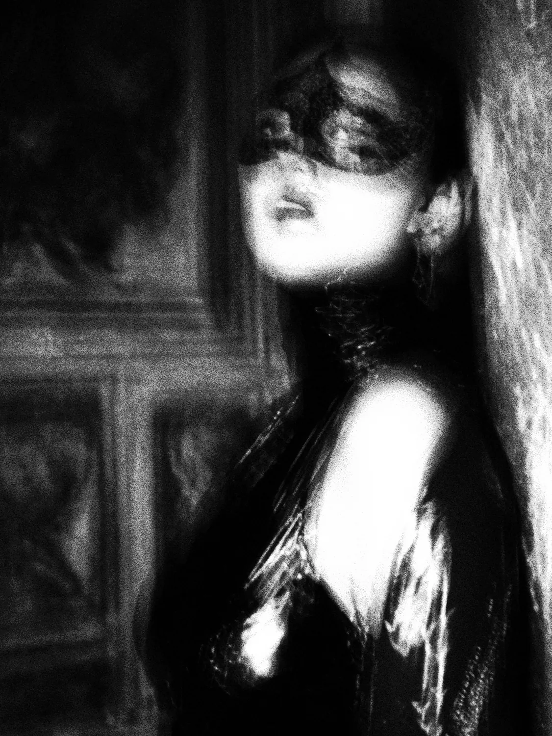 Figure au masque de dentelle